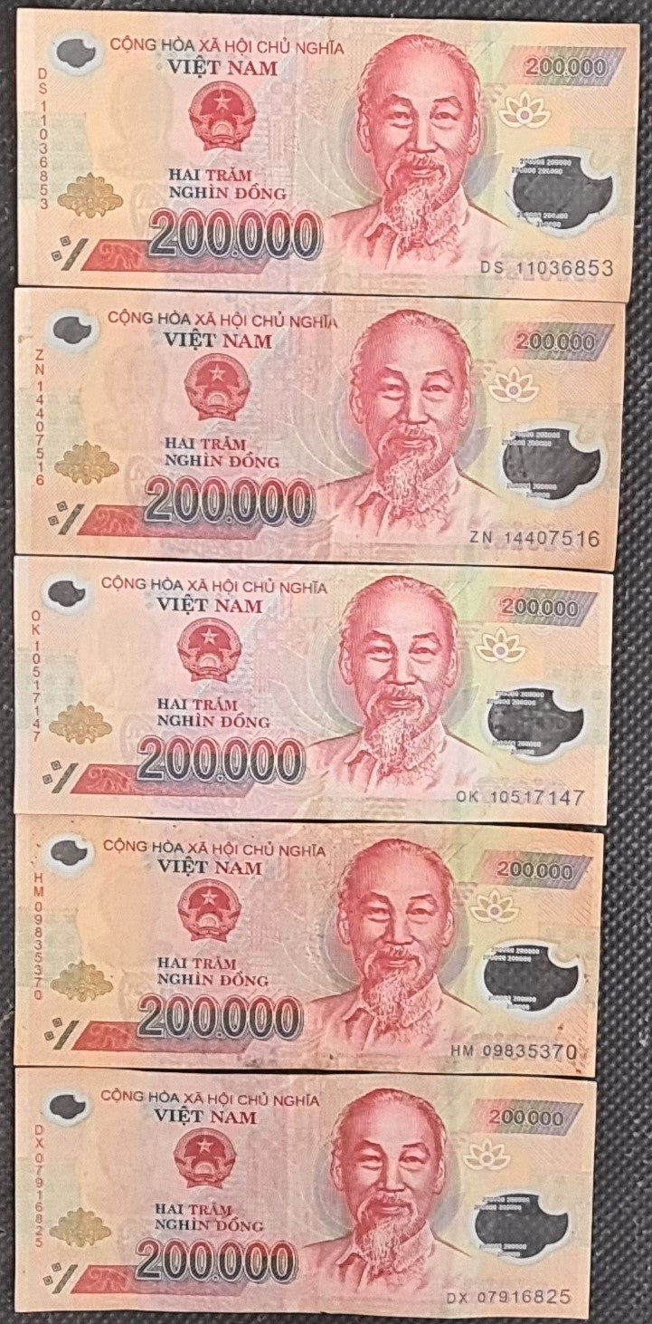 5 x Vietnam 200 000 Banknotes